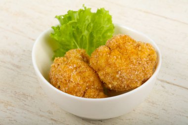 Ahşap arka plan üzerinde diyet gevrek karnabahar