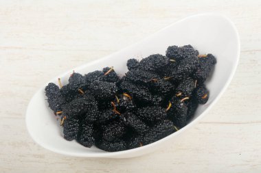 Siyah dut öbek üzerinde beyaz masa