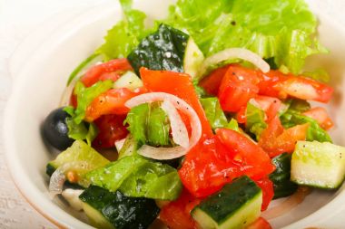 Zeytinli ve peynirli Yunan salatası