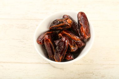 Meyve kabında tatlı hurmalar.