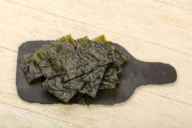 Ahşap arka plan üzerinde fiş gevrek Nori yaprak