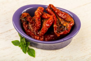 Fesleğen yapraklı kuru domates.