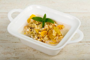 Muz, fındık ve nane ile müsli