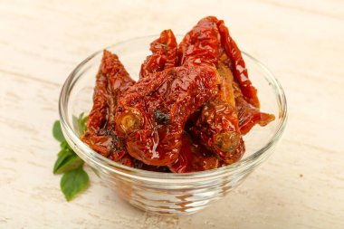 Fesleğen yapraklı kuru domates.