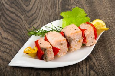 Biber ve limon ile som balığı şiş