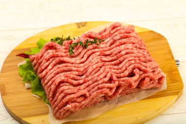 Çiğ kıyma et kekik ve acı biber ile