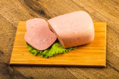 Jambon sosis salata üzerinde yemek için hazır bırakır