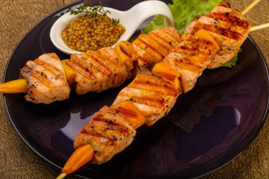 Dijon mustars soslu ızgara somon şiş