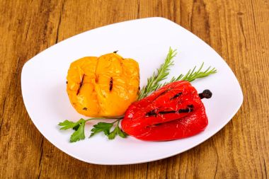 Izgara biber biberiye ve maydanoz ile