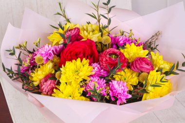 Çeşitli çiçeklerle, portre romantik buket 