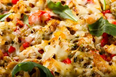 Etli ve peynirli pizza.