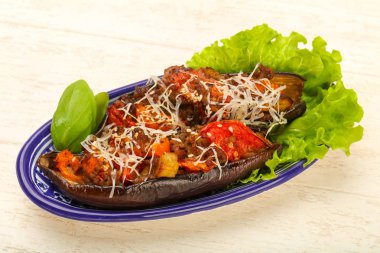 et ve peynir ile doldurulmuş patlıcan