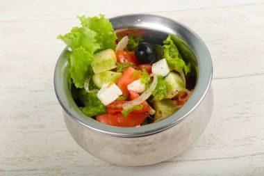 Zeytinli ve peynirli Yunan salatası