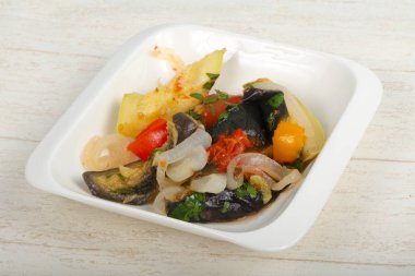 Buğulanmış sebze - patlıcan, domates, biber ve kabak