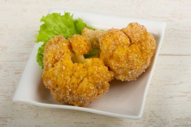 Beyaz masa üzerinde diyet gevrek karnabahar