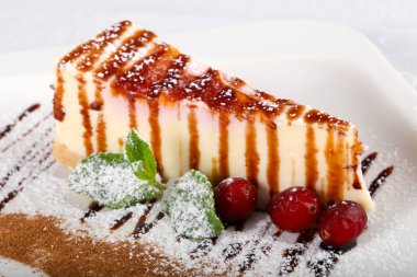 Peynirli kek kiraz ve nane ile