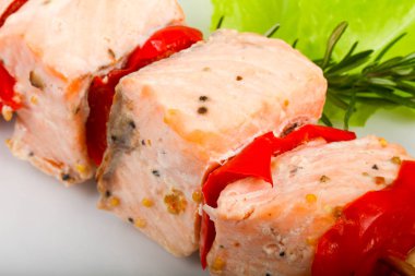 Biber ve limon ile som balığı şiş