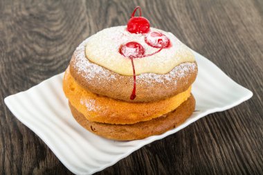 Kiraz ve shugar tozu ile gözleme