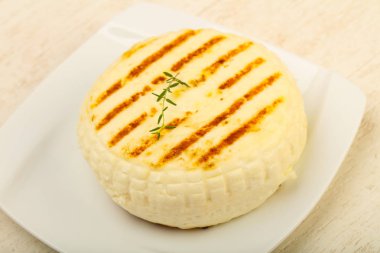 Kızarmış peynir suluguni ahşap arka plan üzerinde