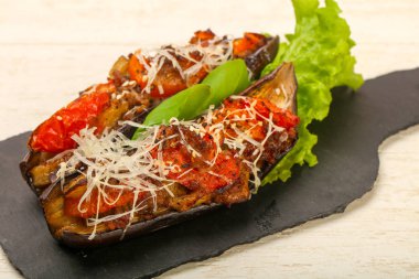 et ve peynir ile doldurulmuş patlıcan