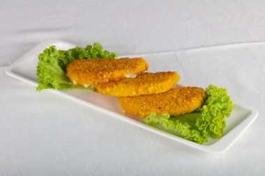 Kızarmış peynir salata yaprakları ile