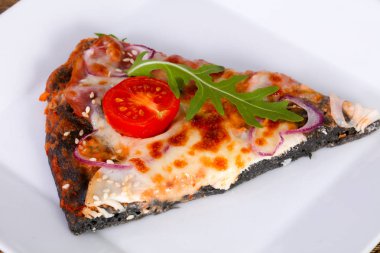 Jambonlu, peynirli ve domatesli pizza.