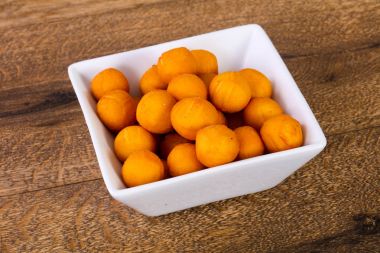 Sıcak patates topları ahşap arka plan üzerinde