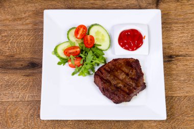 Sığır eti biftek sosu ve salata sosu ile