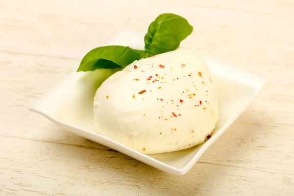 Mozzarella Mit Basilikumblättern — Stockfoto