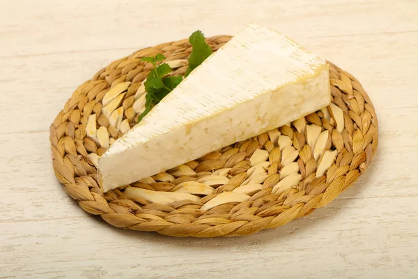 Queijo Brie Sobre Tábua Madeira — Fotografia de Stock