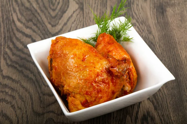 Paha Ayam Panggang Dengan Saus Tomat — Stok Foto
