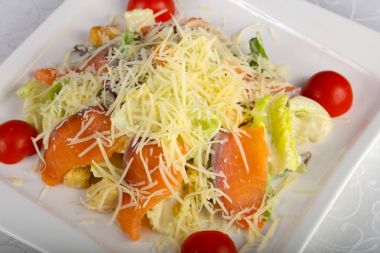 Sezar somon salata parmesan peyniri ile