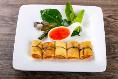 Karides ve sebze ile geleneksel Asya böreği