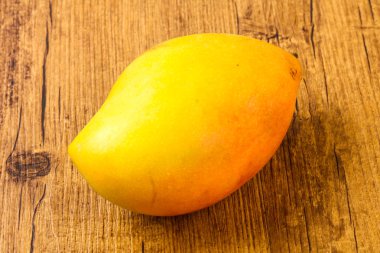 Tatlı mango meyve ahşap arka plan üzerinde