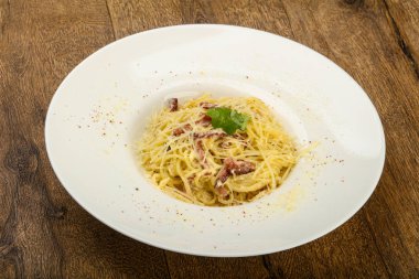 Makarna carbonara fesleğen ile parmesan peyniri ile