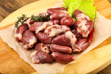 Çiğ tavuk kalbi kekik dalıyla istiflenmiş.