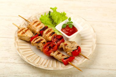 Izgara hindi şiş domates ve biber ile