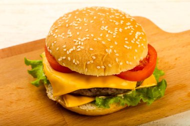 Burger peynir, domates, salata yaprakları ile