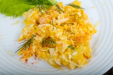 sahanda yumurta beyaz plaka üzerinde 