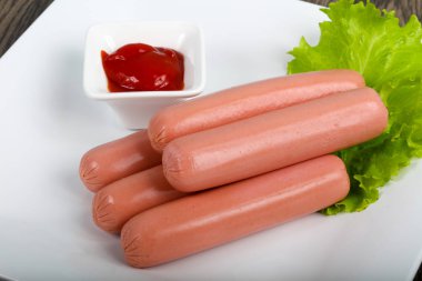 Salata ve ketçap ile sosis haşlama