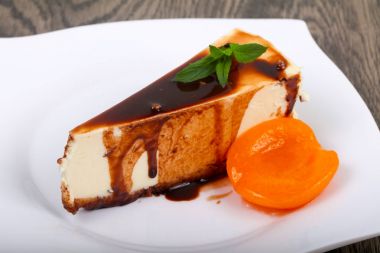 Peynirli kek çikolata ve kayısı ile