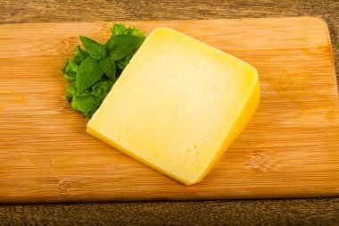 Parmesan peynirli salata yaprakları ve fesleğen ile