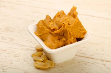 Ahşap arka plan üzerinde fındık fıstık ezmesi