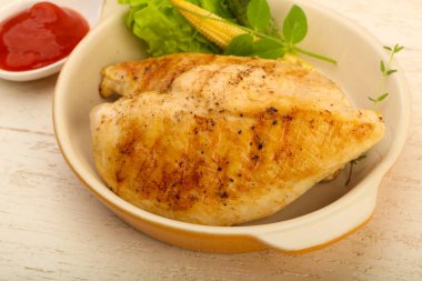 Salata yaprakları ile kavrulmuş tavuk göğsü