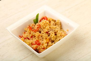 Etli ve sebzeli kuskus.