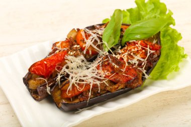 et ve peynir ile doldurulmuş patlıcan