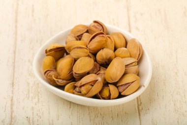 Ahşap arka plan üzerinde fıstıklı yığın