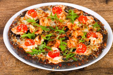 Karides ve roka ile pizza.