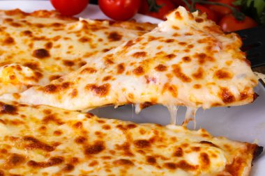 Lezzetli dört peynirli pizza 