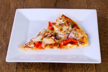 Sığır eti peynir ve soğan pizza